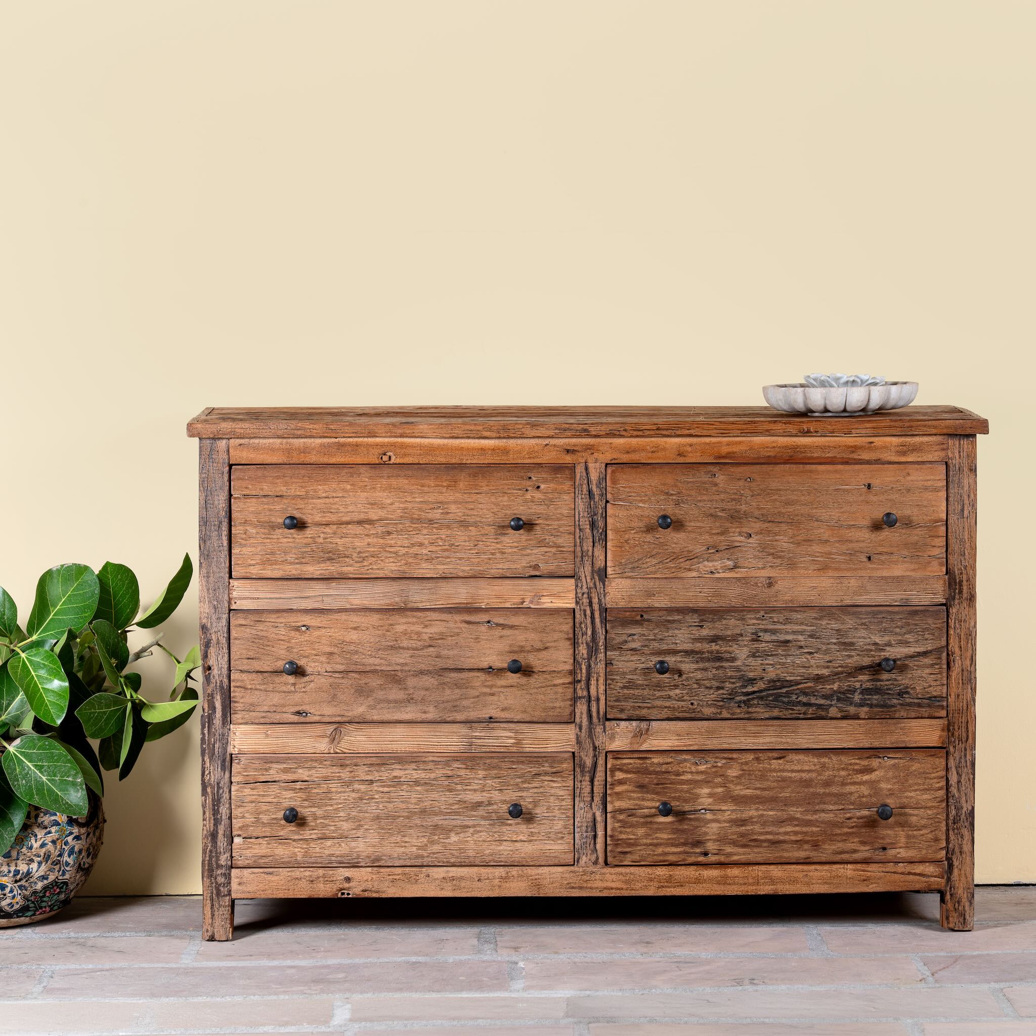 Image of a chest of 6 drawers in Japandi style made of reclaimed dark wood.