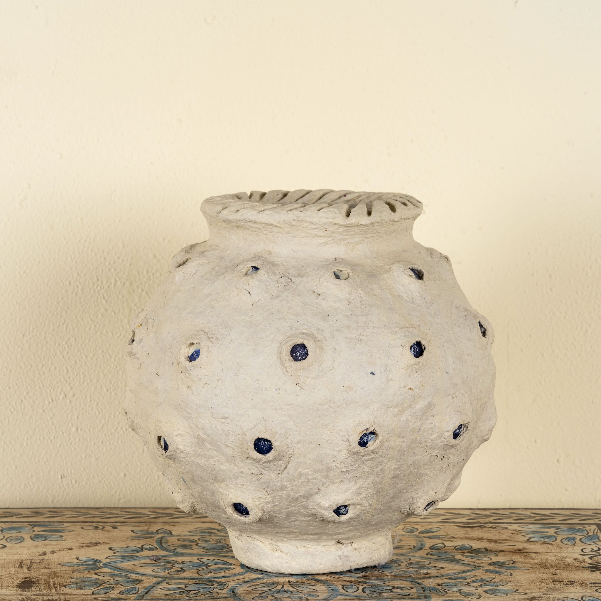 Handmade papier-mâché vase Barfi with dotted surface and mirrored details. A vintage home accessory and unique Indian decoration ideal for dried flowers or as a sculptural piece in vintage home decor.
