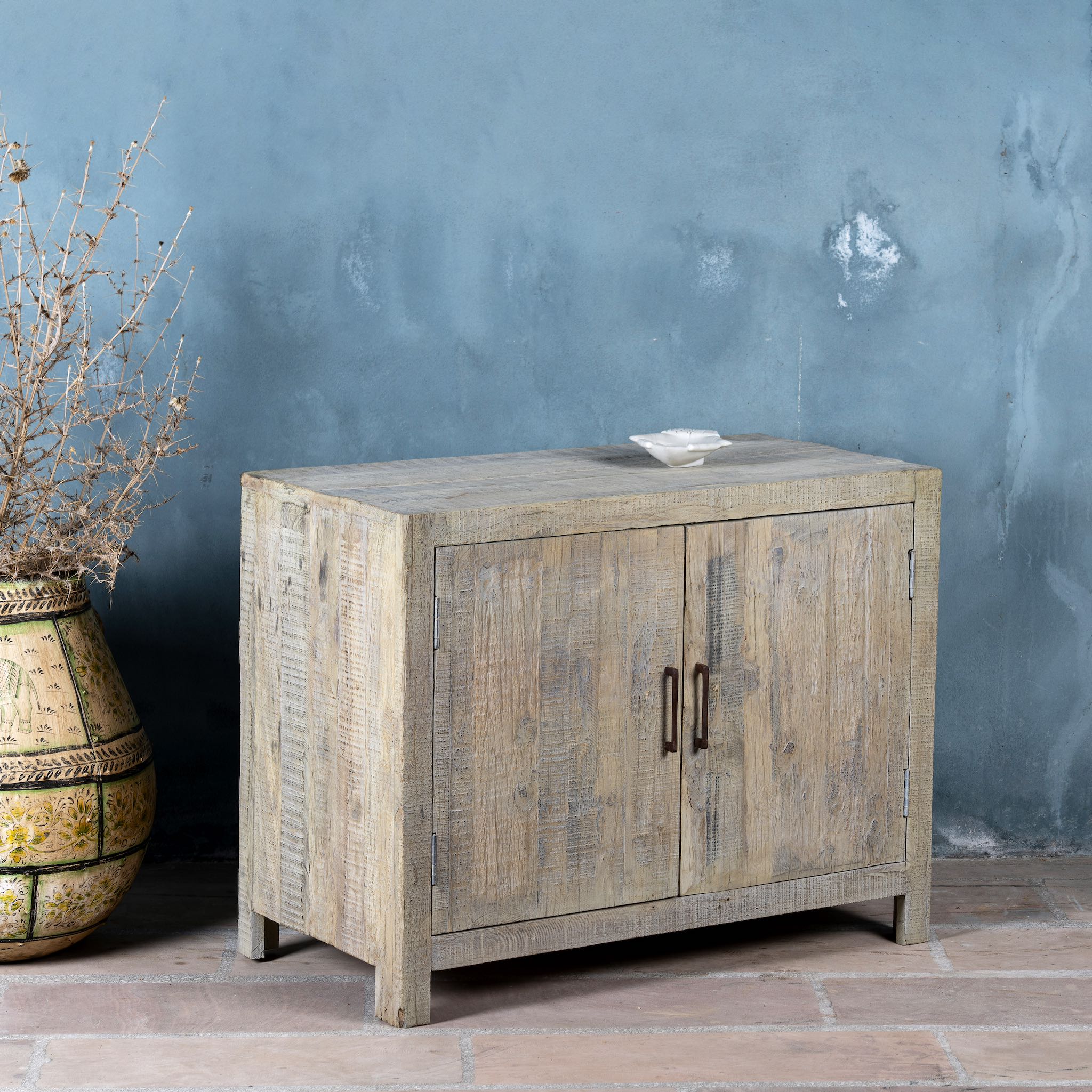 Side angle image of a Ibiza style bathroom cupboard made of reclaimed wood with sandblasted finish and two doors, 100 × 50 × 80 cm.