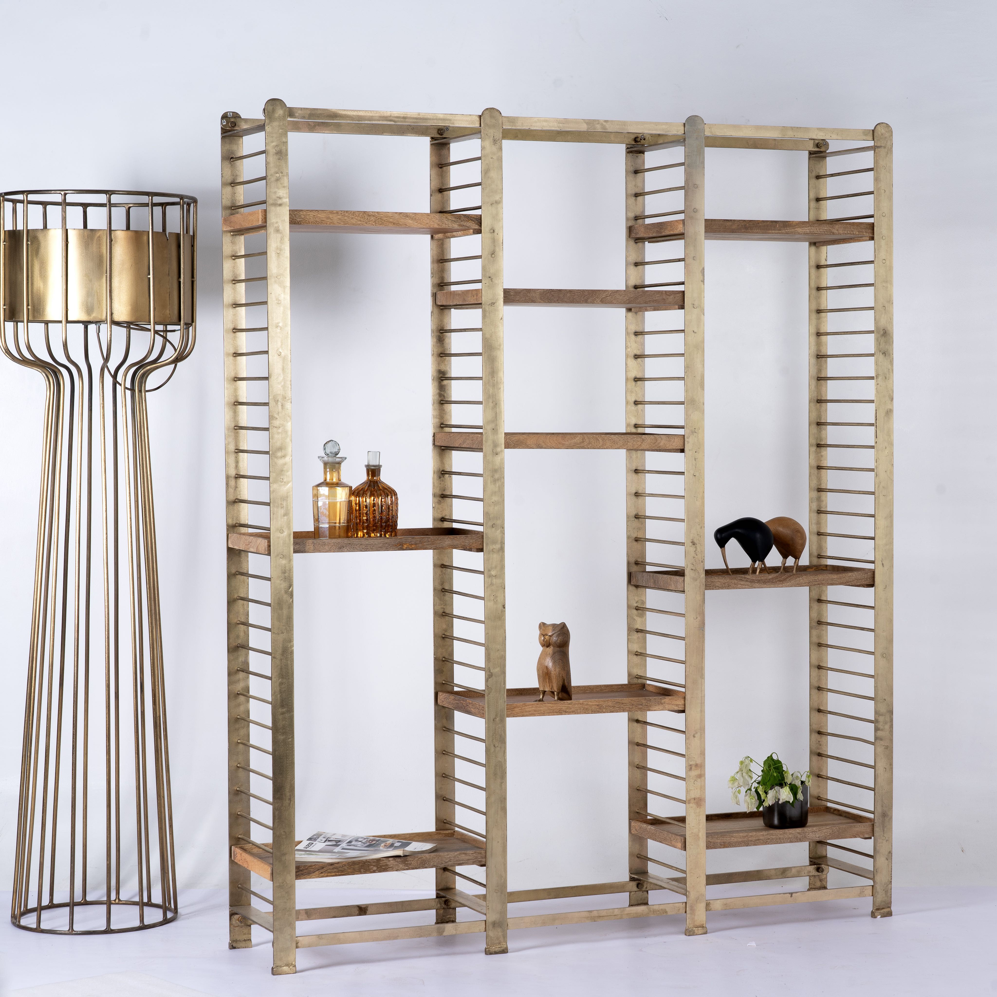Modular brass-plated iron shelf with removable mango wood trays – minimalistic furniture and mango wood shelving for modern, practical interiors.