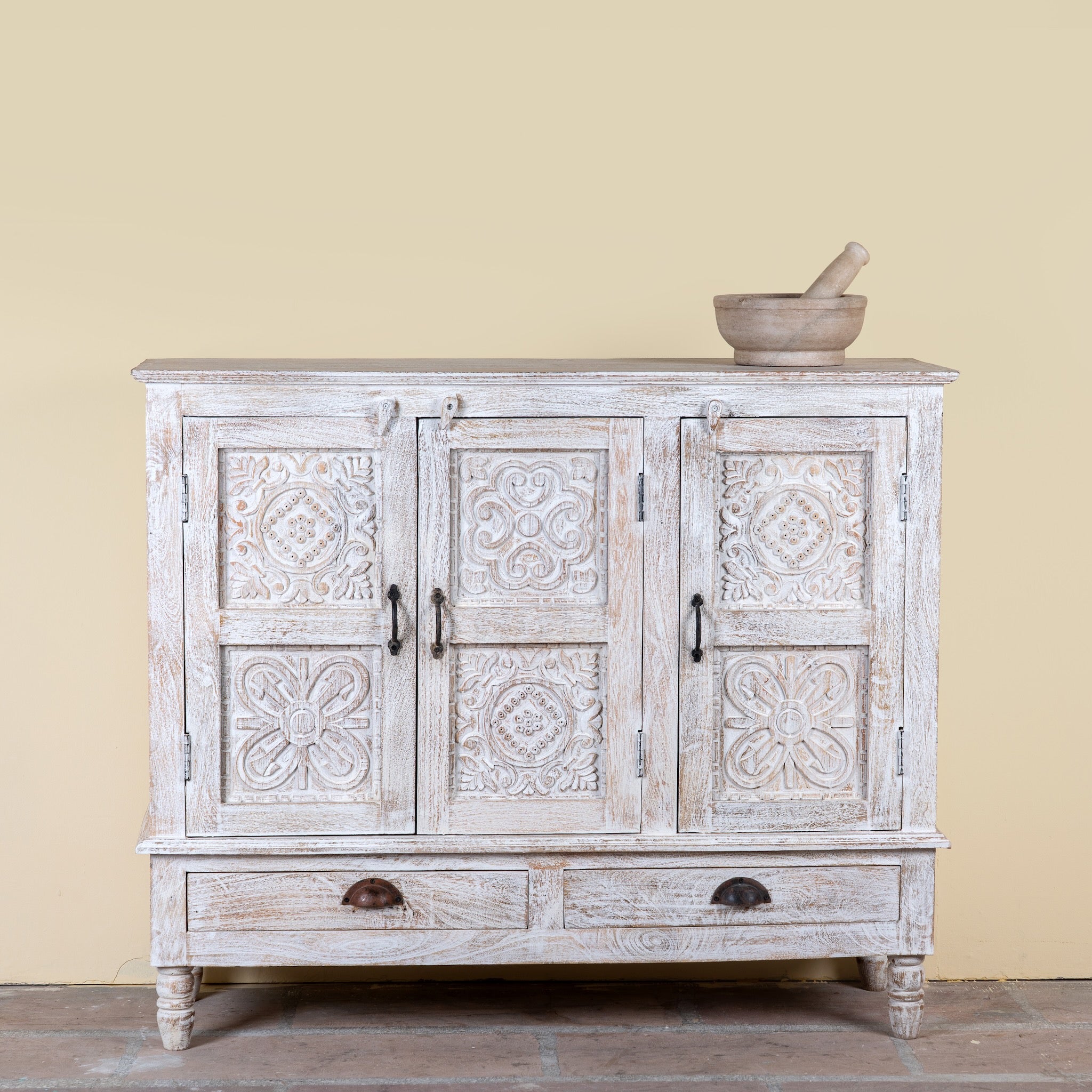 Whitewashed hand carved wooden sideboard made from solid mango wood with floral patterns, 3 doors and 2 drawers; artisanal mango wood furniture, 120 × 100 × 40 cm.