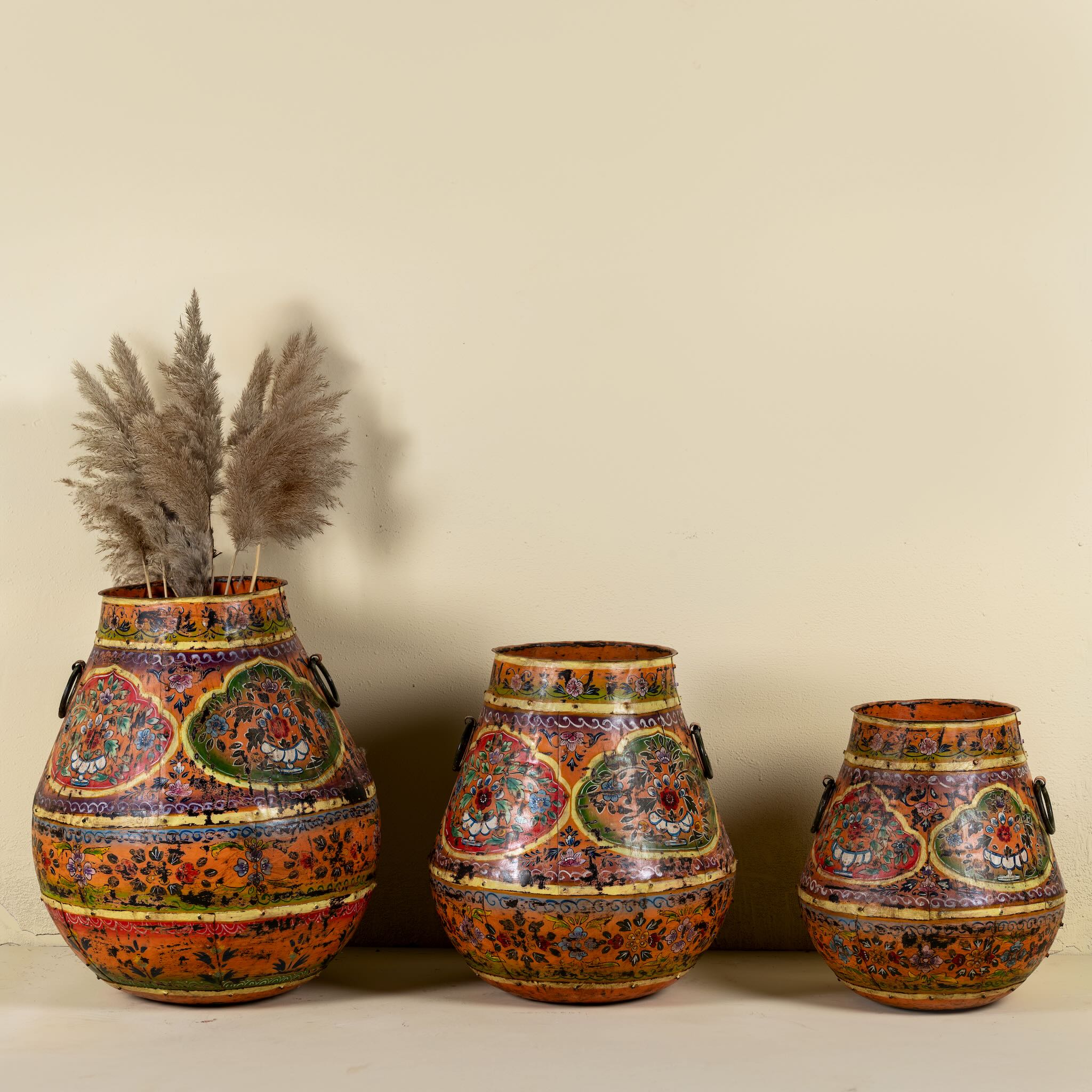 Set of 3 hand-painted decorative iron pots in orange tones with traditional Indian floral and paisley motifs – ideal for vintage home accessories and painted iron decoration.