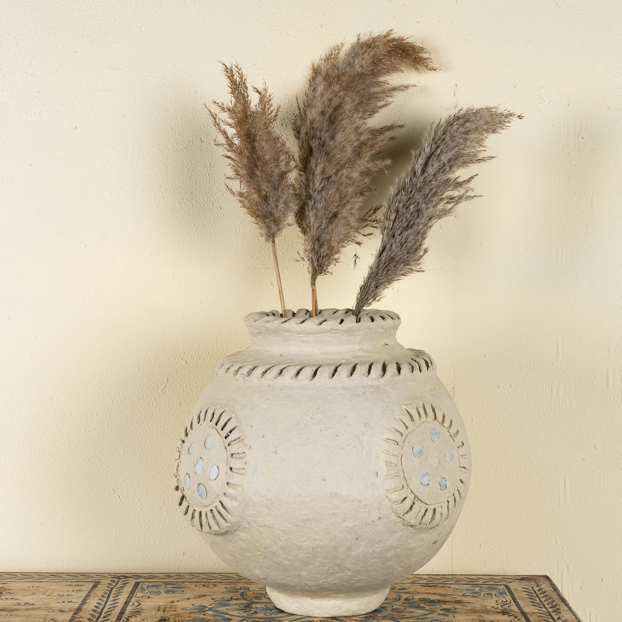 Handmade papier-mâché vase Peda with mirror-inlaid medallions and textured rim. A vintage home accessory and unique Indian decoration, perfect for dried flowers or as a sculptural accent in vintage home decor.