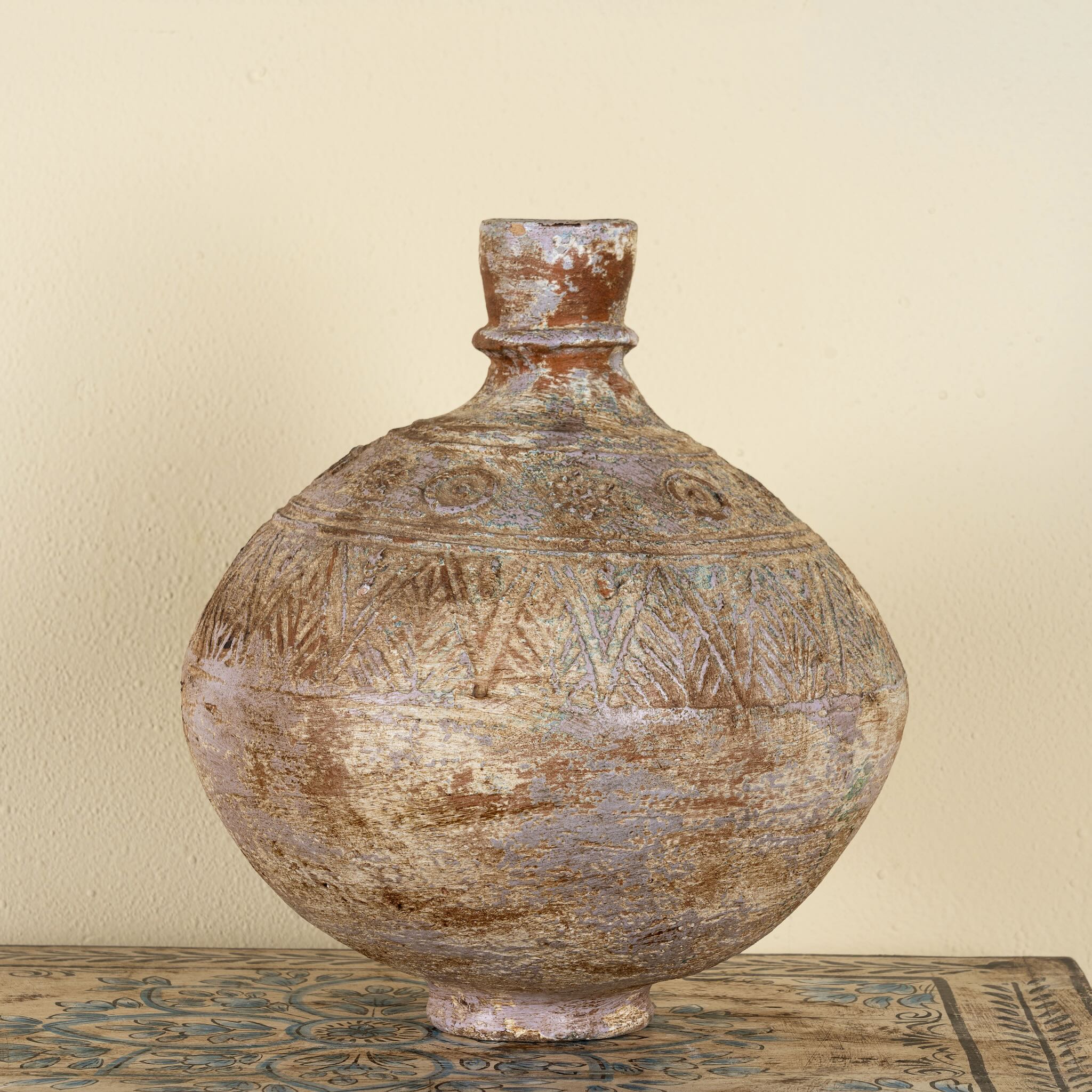Vintage decorative ceramic vase with etched surface and rustic finish – available in light blue, red, orange or green, with optional ceramic tiger head. Ideal for Indian and vintage home accessories.