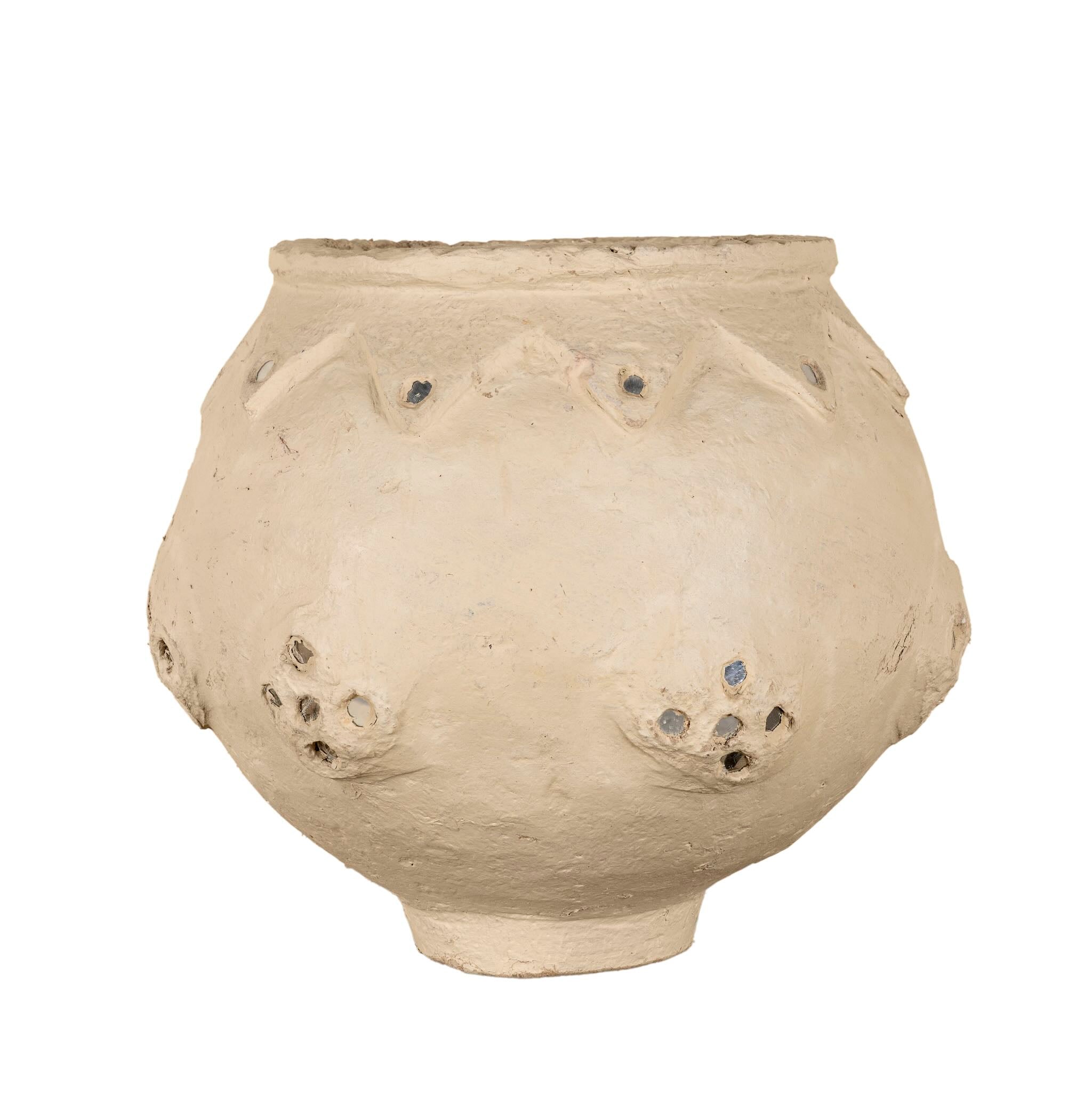 White background image of a handmade papier-mâché vase Rasgulla with rounded shape, zigzag embossing, and mirrored inlays. A vintage home accessory and unique Indian decoration ideal for dried flowers or as a sculptural element in vintage home decor.