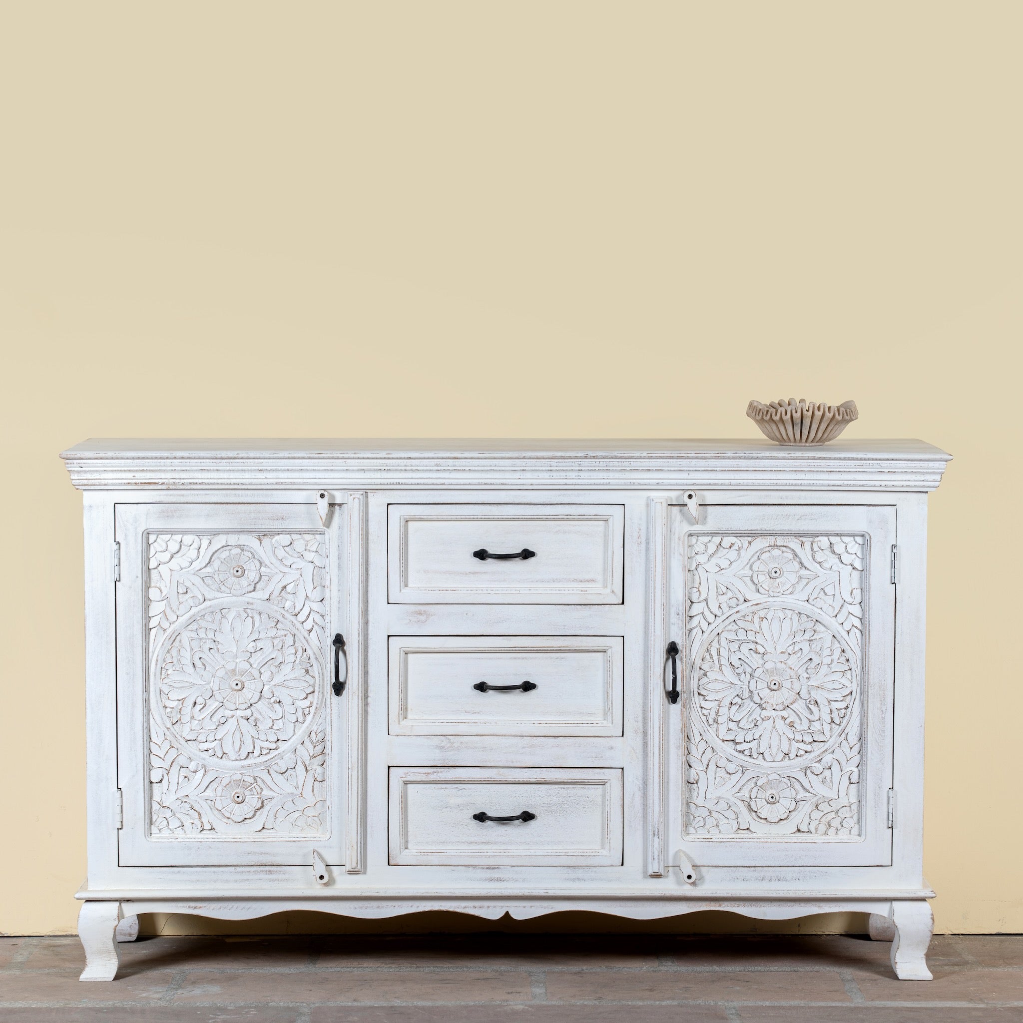 Mediterranean-style carved sideboard in solid mango wood with floral motifs and elegant legs; ideal for vintage home decor, 150 × 90 × 40 cm.