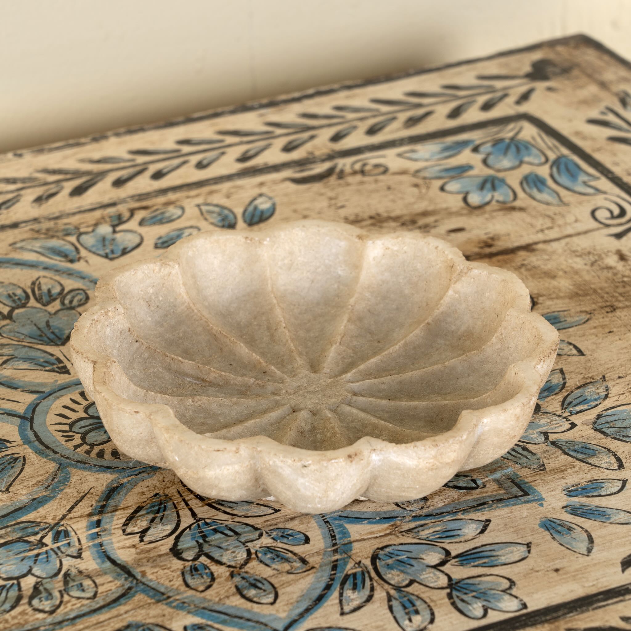Hand-carved marble flower plate Tanush with delicate petal detailing. A vintage home accessory and unique Indian decoration, perfect as a soap dish, jewellery tray, or sweet plate for vintage home decor.