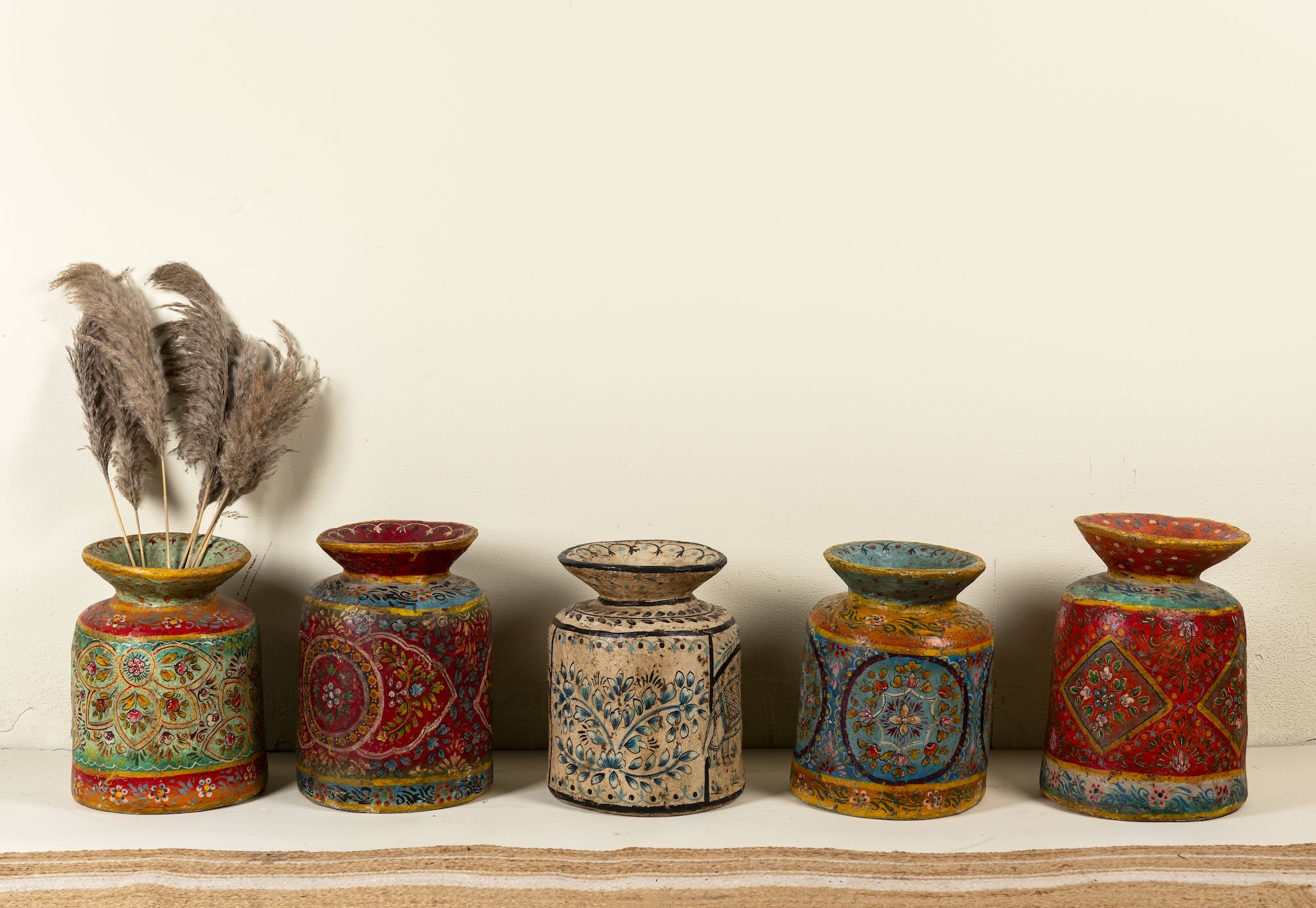 Hand-painted papier-mâché vase Udanth in mixed colours with floral and folk motifs. A vintage home accessory and unique Indian decoration ideal for vintage home decor or use as a decorative statement vase.