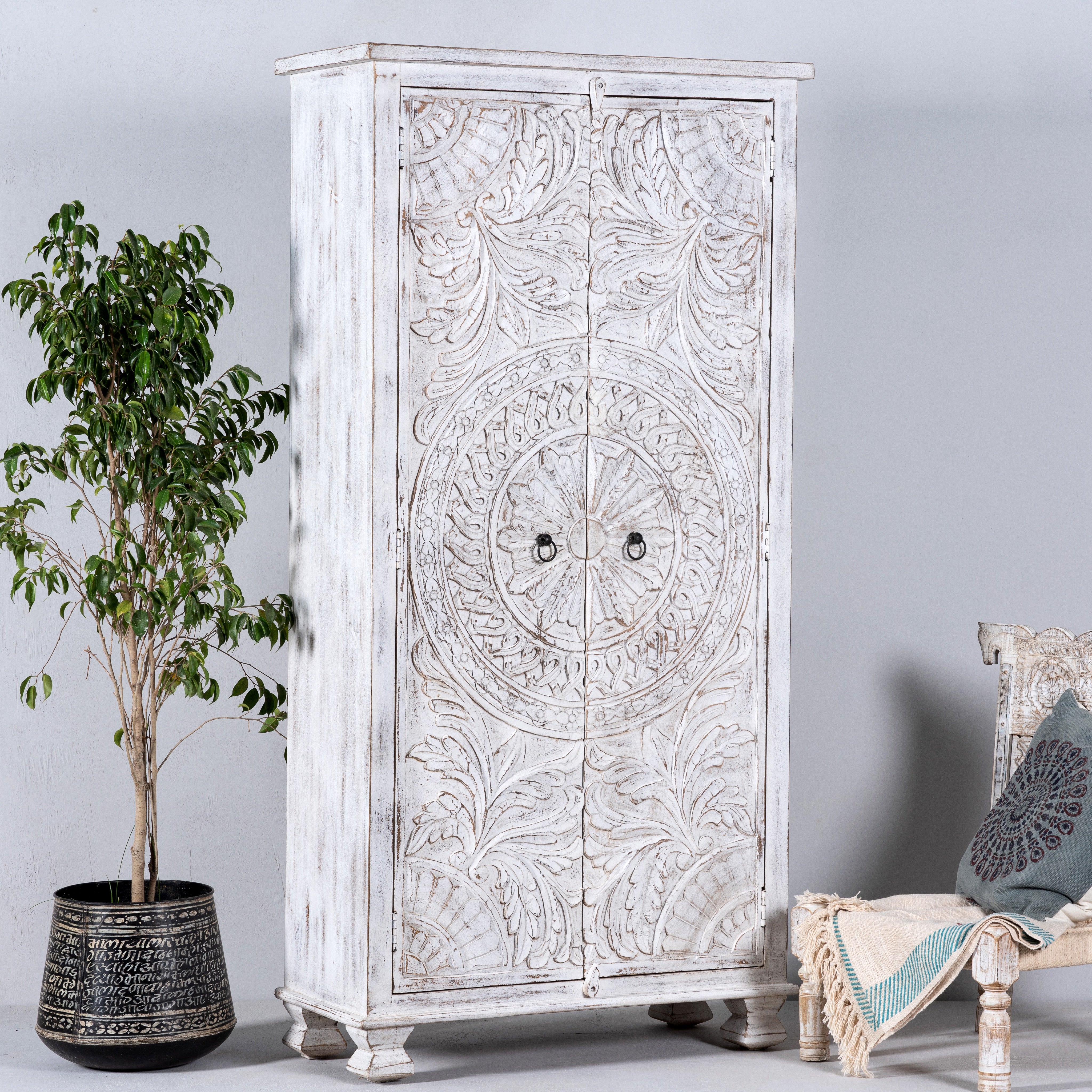 Handgeschnitzer, 2 türiger Schrank aus Mangoholz, gefertigt in Indien in mediterranem vintage Stil.