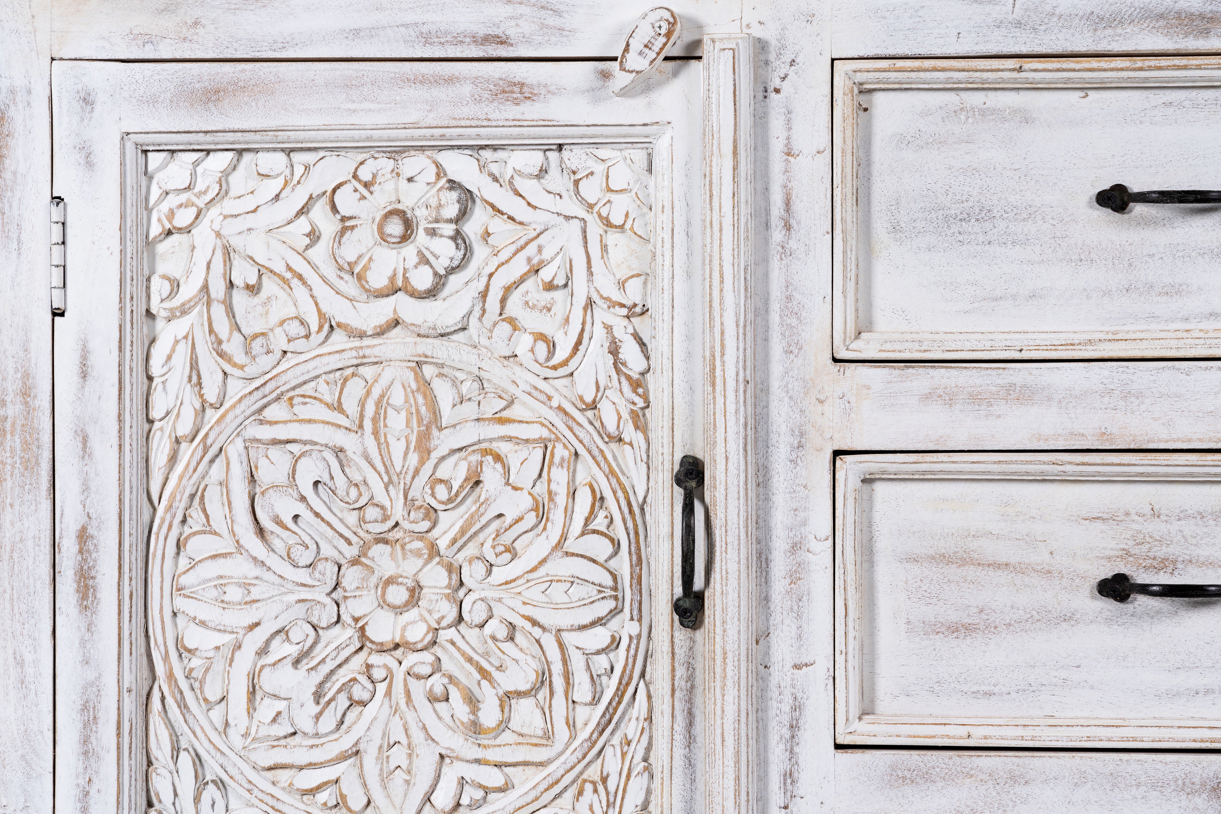 Close up image of a mediterranean-style carved sideboard in solid mango wood with floral motifs and elegant legs; ideal for vintage home decor, 150 × 90 × 40 cm.