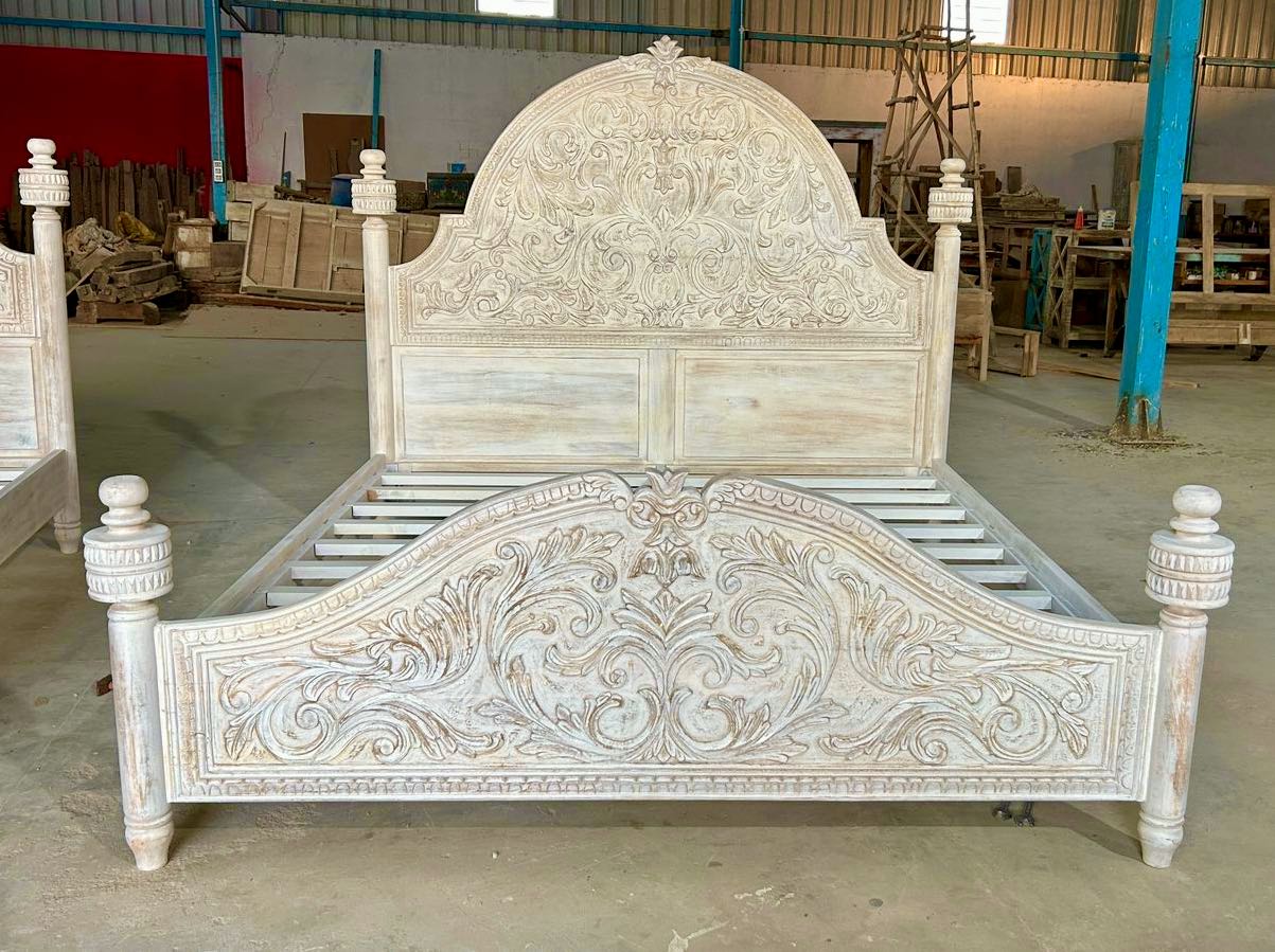 Handcrafted Indian bed Aarohi in solid mango wood with carved headboard and footboard, rustic bedroom furniture, 180 × 200 cm King size.