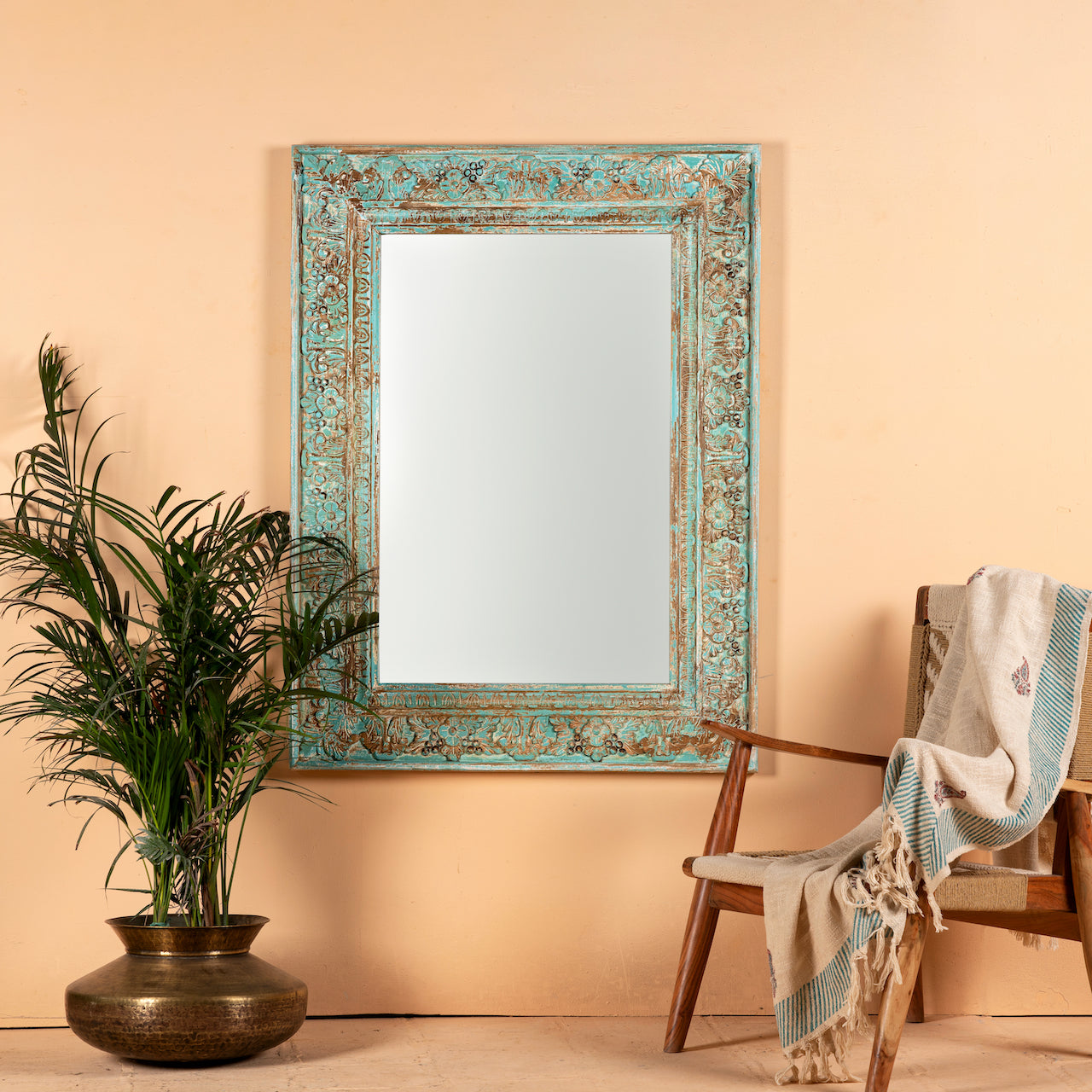 Carved mango wood mirror Animisha with turquoise finish and floral hand-carving. A statement piece for vintage home decor and Indian-inspired interiors.