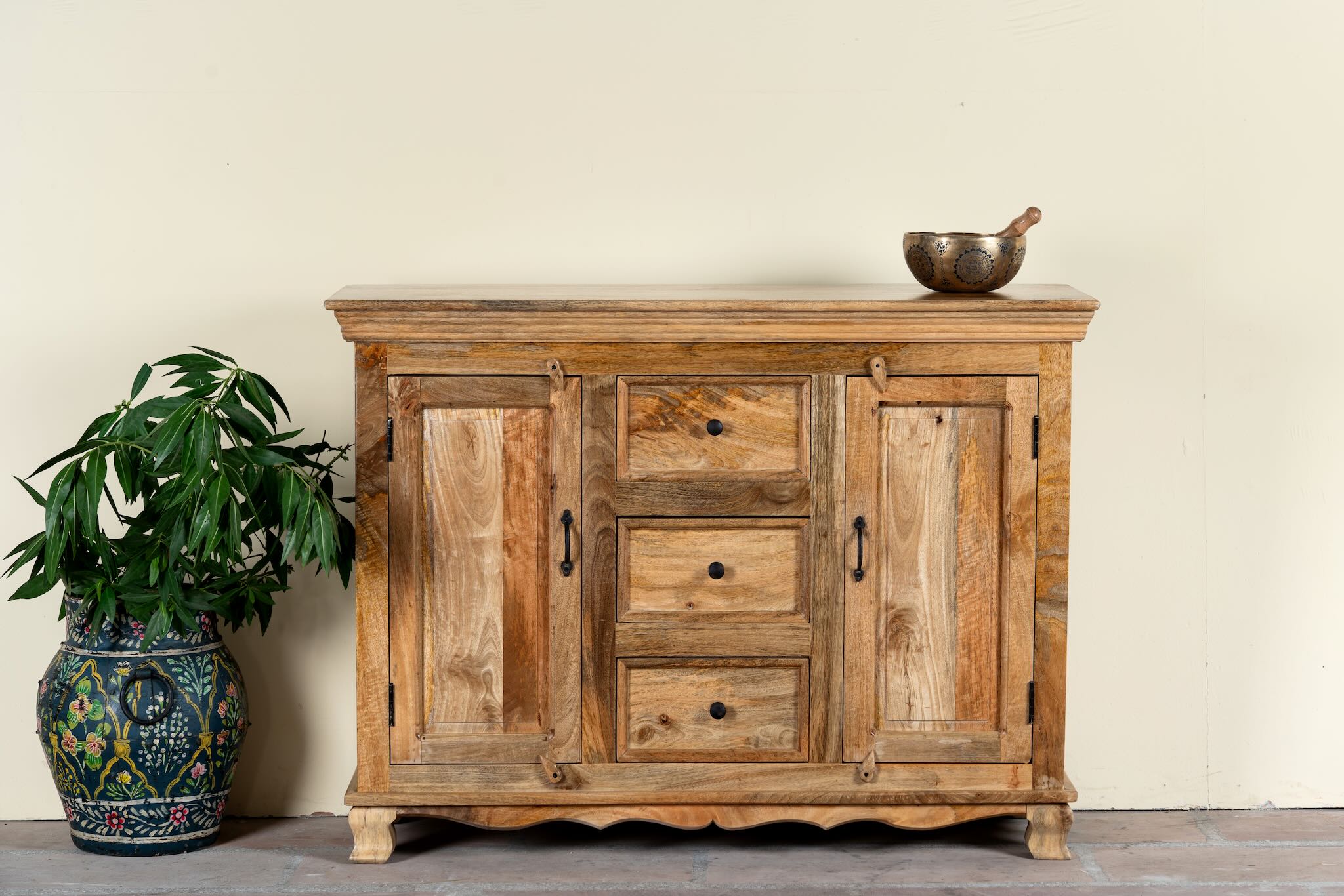 Image of a sideboard made of natural mango wood with 2 doors, 4 compartments and 2 drawers. 
