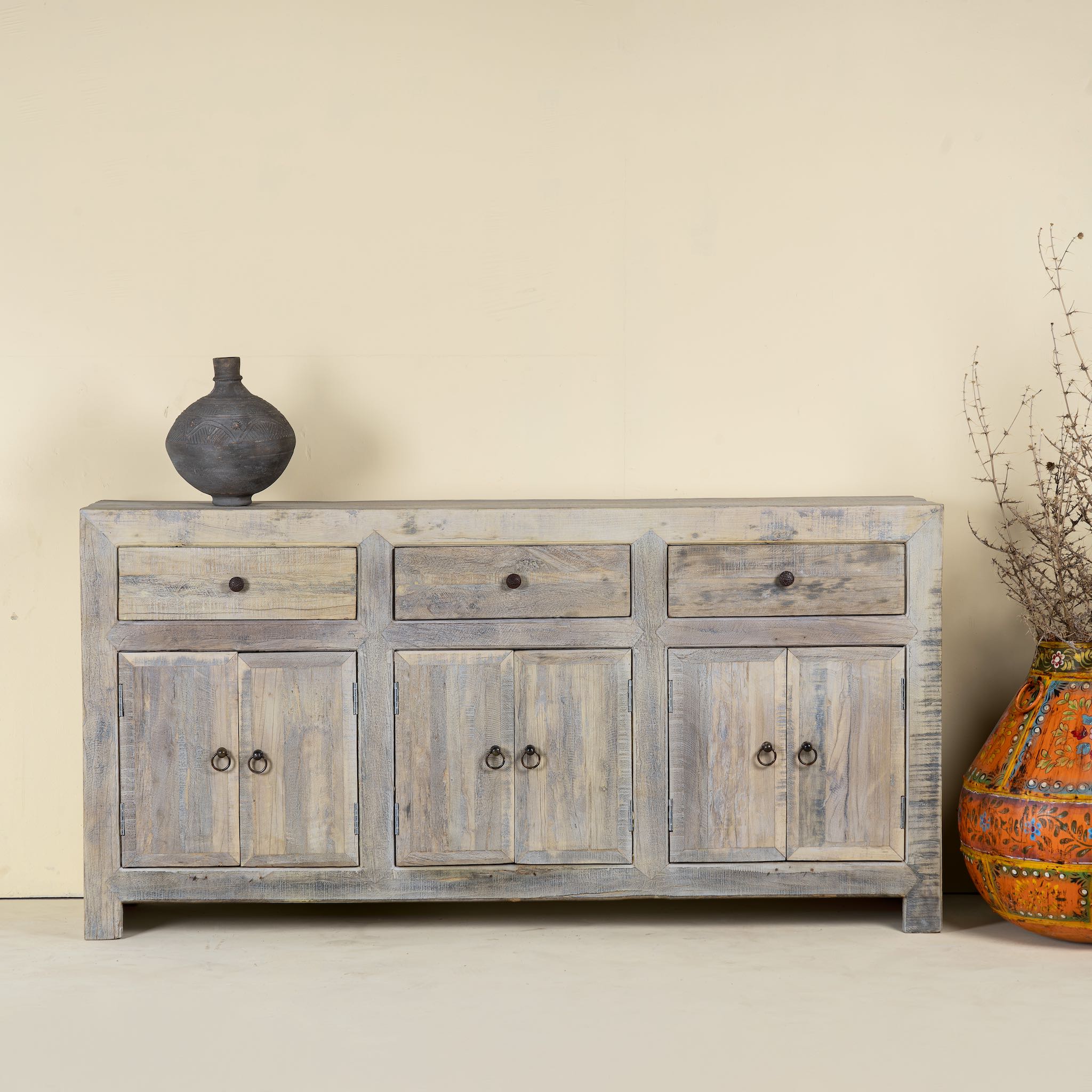 Sustainable bathroom sideboard made of reclaimed wood with four cupboards and three drawers, rustic finish, 180 × 40 × 90 cm.