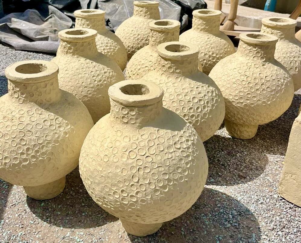 Handmade papier-mâché vase Jishaa with round body and circular embossed pattern. A vintage home accessory and unique Indian decoration perfect for dried flowers or as a sculptural vintage home decor piece.