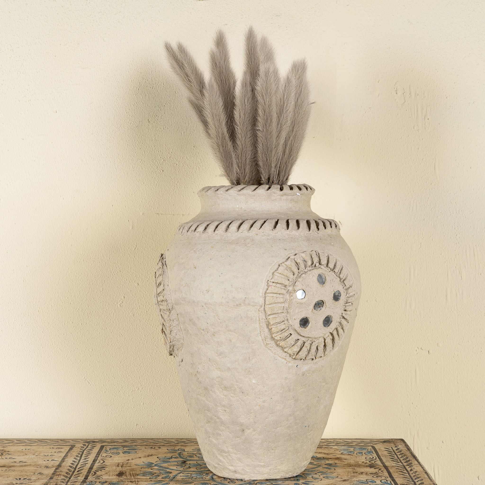 Handmade papier-mâché vase Kaju with decorative medallion and mirror inlay detail. A vintage home accessory and unique Indian decoration, ideal for vintage home decor with dried flowers or as a standalone statement.
