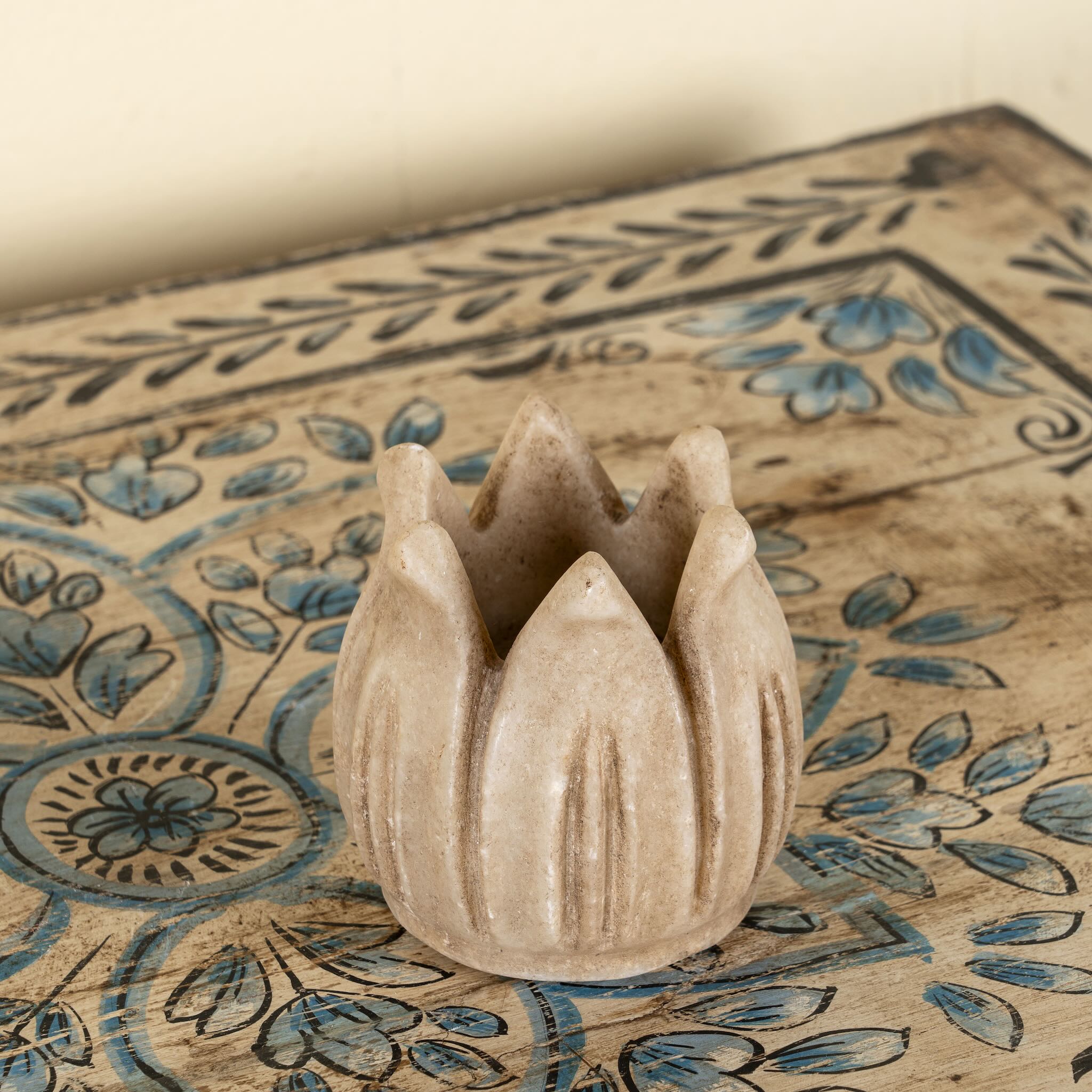 Hand-carved marble tealight holder Krishav with pointed petal shape. A vintage home accessory and unique Indian decoration, perfect for candles, tealights, or home fragrances in vintage home decor settings.