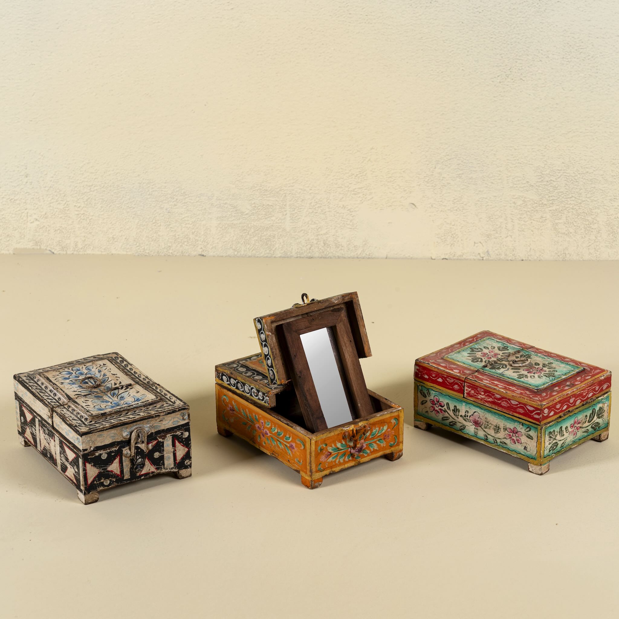 Hand-painted wooden jewellery box Manan with floral motifs and foldable mirror. A vintage home accessory and unique Indian decoration ideal for vintage home decor and storing jewellery or keepsakes.