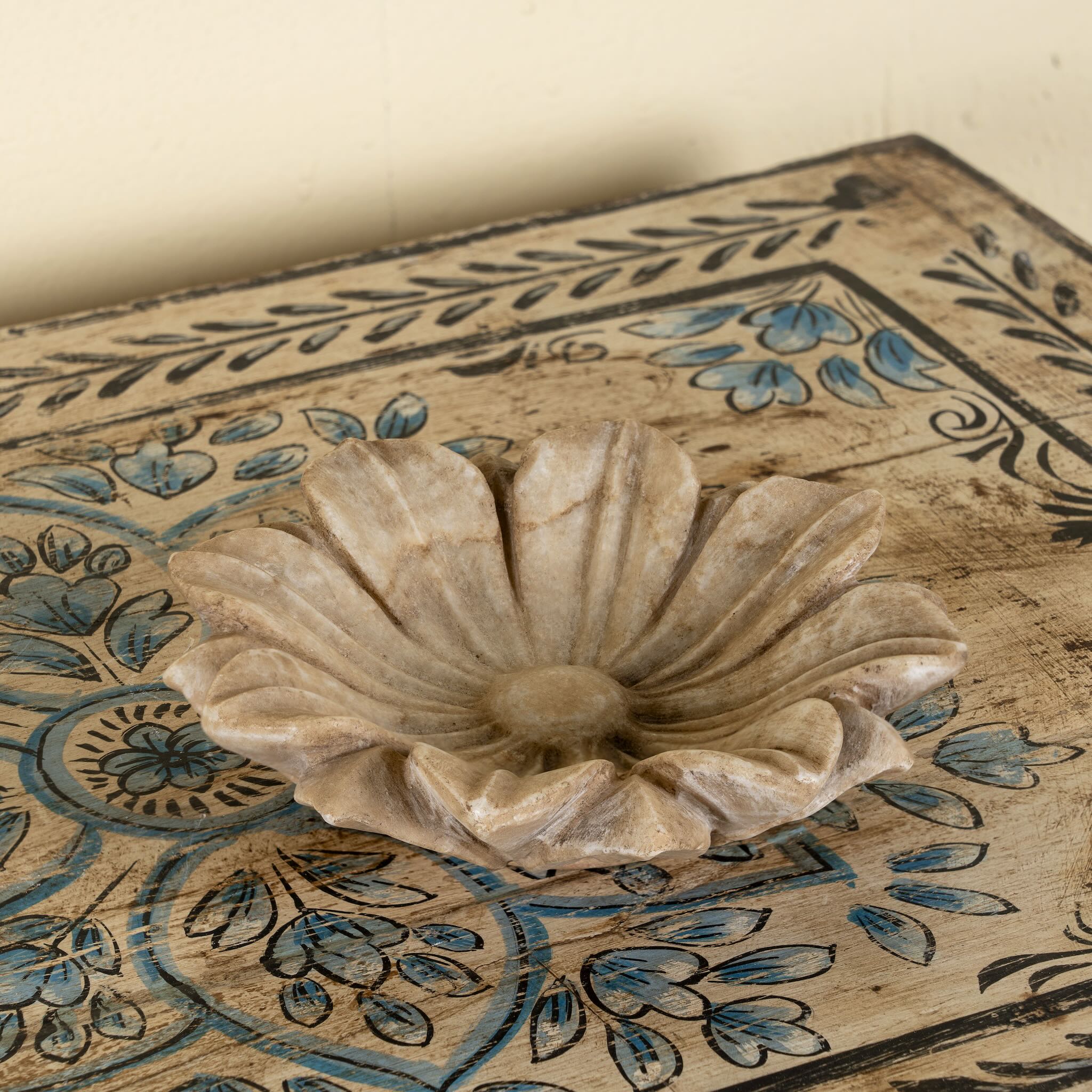 Hand-carved marble flower plate Manvik with sculpted petal design. A vintage home accessory and unique Indian decoration, perfect for soap, jewellery, or sweets in vintage home decor settings.