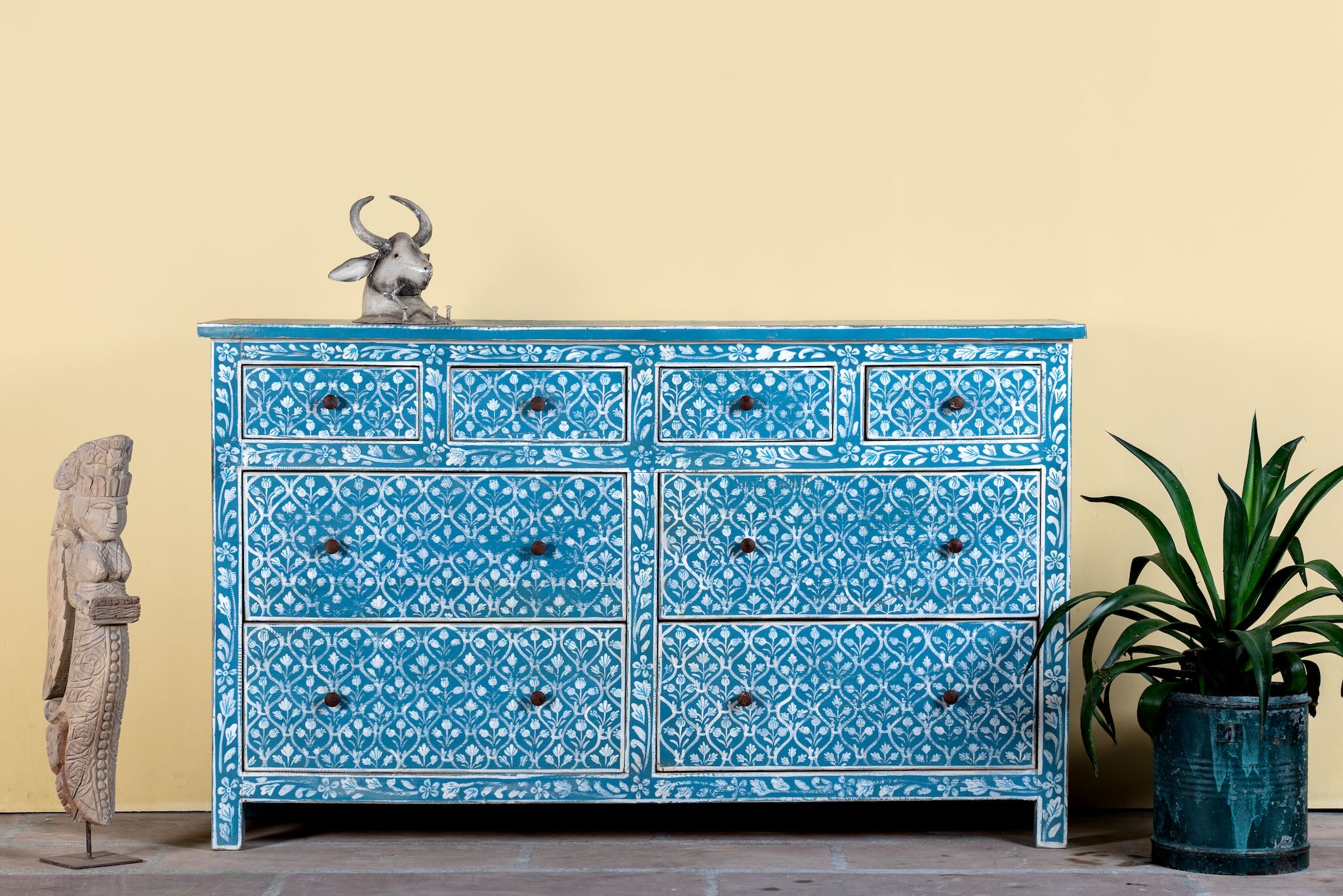Hand-painted chest of drawers made of reclaimed wood in blue and white – Nitara model by Om Home & Garden