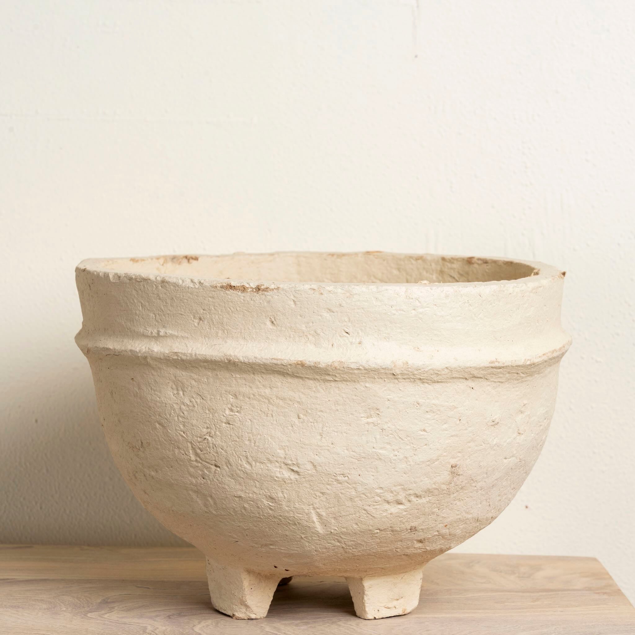 Handmade papier-mâché bowl Pranshi in a soft matte finish with rounded shape and feet. A vintage home accessory and unique Indian decoration ideal for vintage home decor, bathrooms, kitchens, or dried plants.