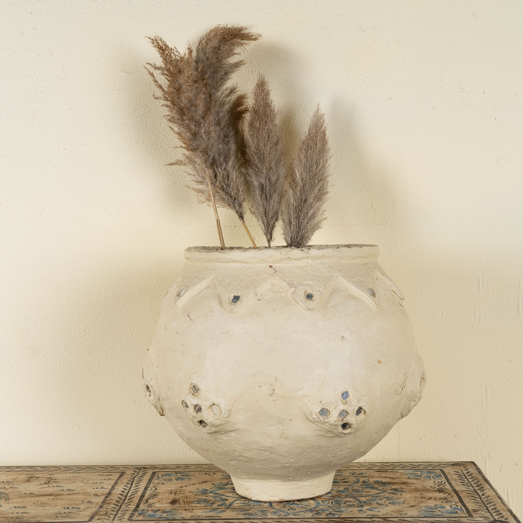 Handmade papier-mâché vase Rasgulla with rounded shape, zigzag embossing, and mirrored inlays. A vintage home accessory and unique Indian decoration ideal for dried flowers or as a sculptural element in vintage home decor.