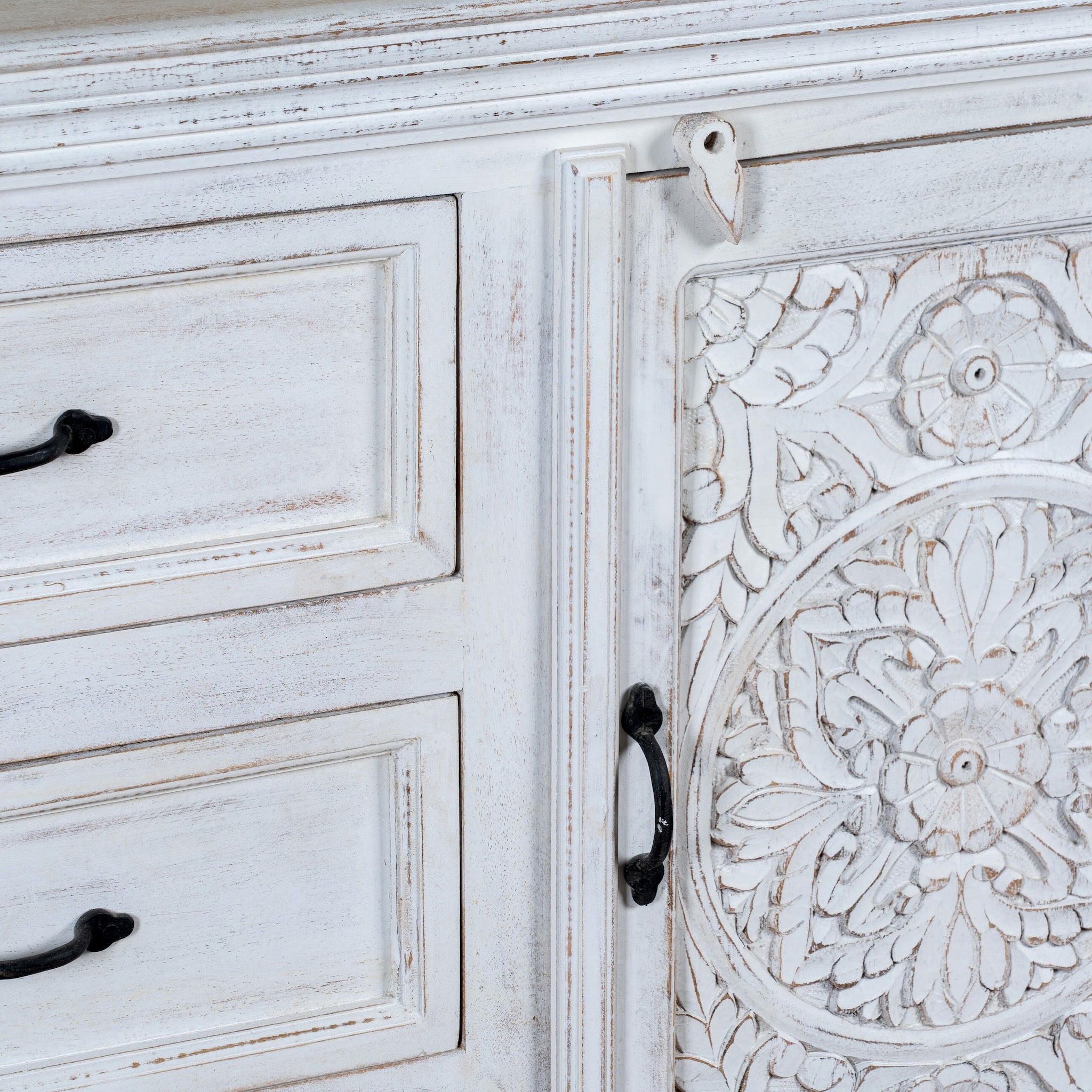 Close up image of a mediterranean-style carved sideboard in solid mango wood with floral motifs and elegant legs; ideal for vintage home decor, 150 × 90 × 40 cm.