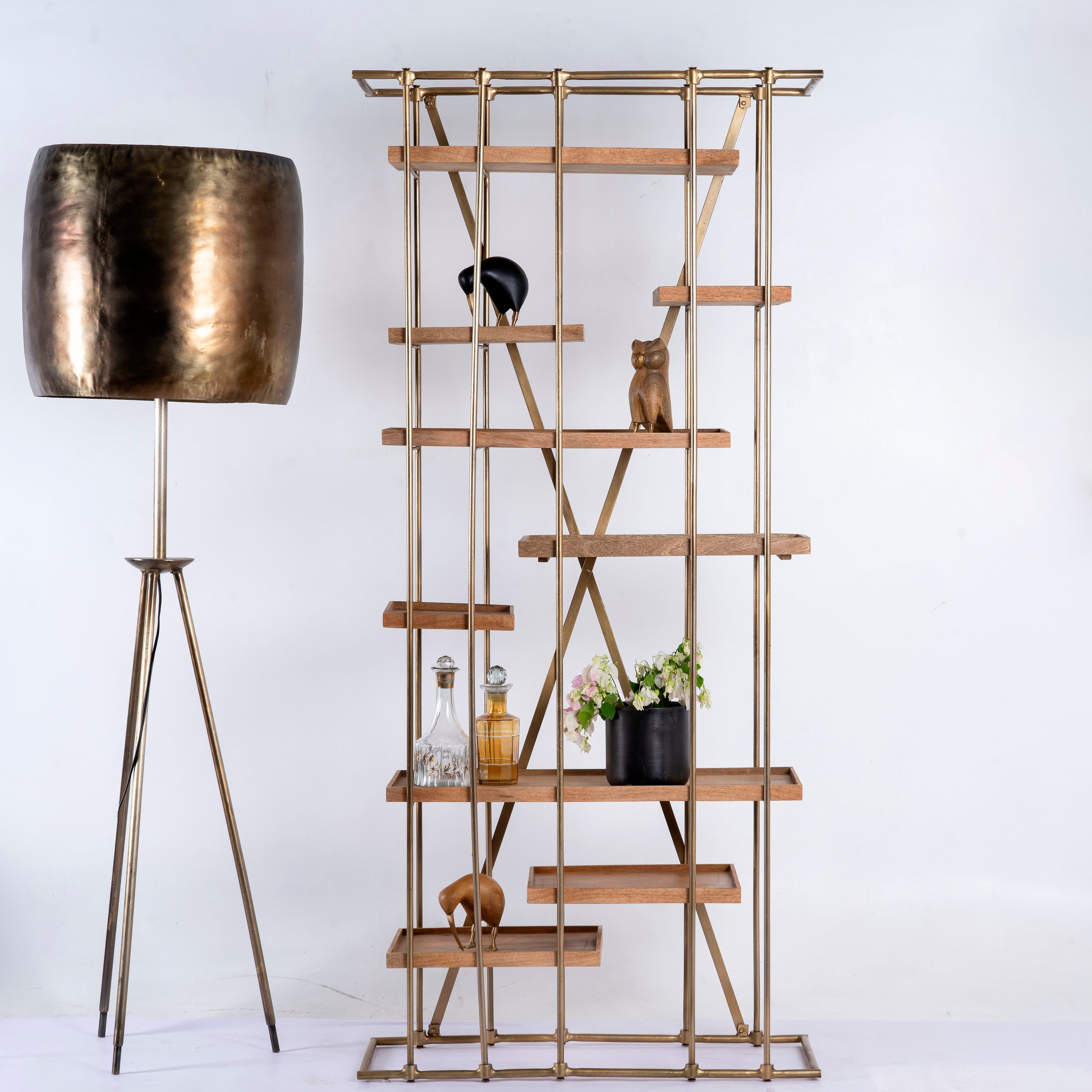 Brass-plated iron shelving unit with removable mango wood trays – minimalistic furniture and modular mango wood shelving for contemporary interiors.