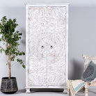 Handgeschnitzer, 2 türiger Schrank aus Mangoholz, gefertigt in Indien in mediterranem vintage Stil.