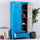 Handgeschnitzer, 2 türiger Schrank aus Mangoholz, gefertigt in Indien in mediterranem vintage Stil.